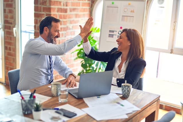 Équipe collaborant avec des outils d'IA